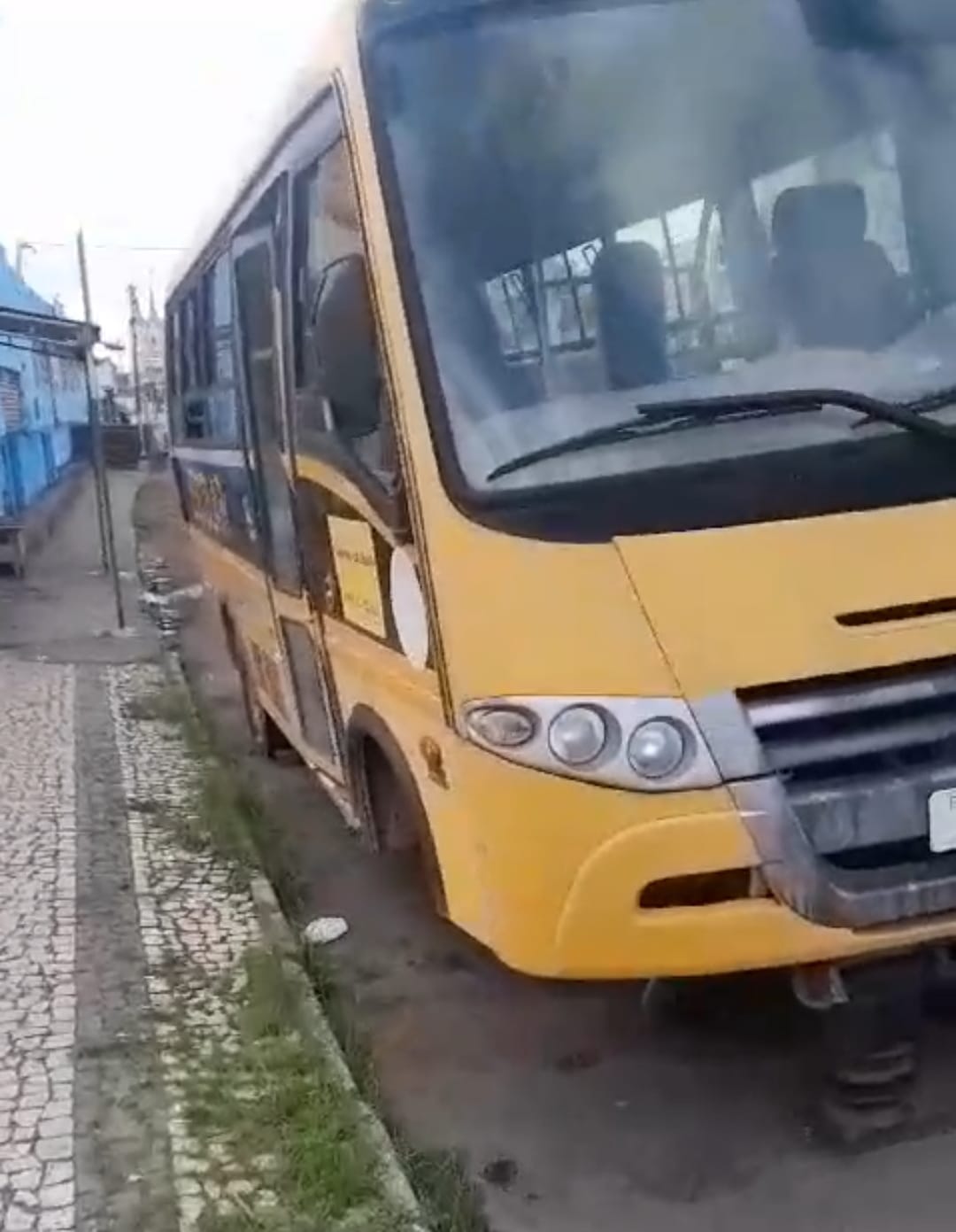 Ônibus Escolar de Propriá Abandonado em Oficina há Mais de Quatro Meses